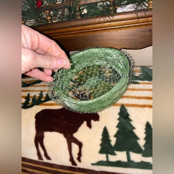 Vintage 50’s Green Velvet Halo Hat Veil Birdcage - Picture 4 of 5